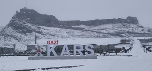 Kars'ta güneşli hava yerini kara bıraktı