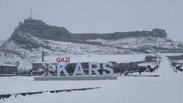 Kars'ta güneşli hava yerini kara bıraktı