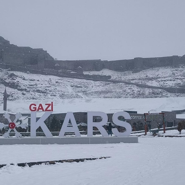 Kars'ta güneşli hava yerini kara bıraktı