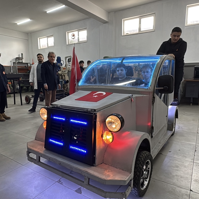 Lise öğrencileri geri dönüşüm malzemeleri ile araç üretti