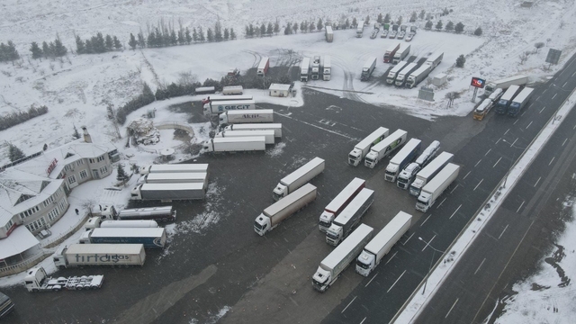 Erzincan'da kar yağışı ulaşımı aksattı