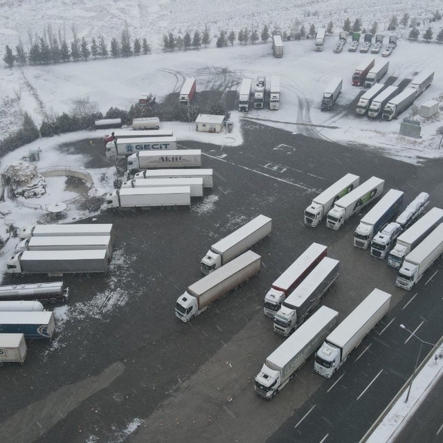 Erzincan'da kar yağışı ulaşımı aksattı