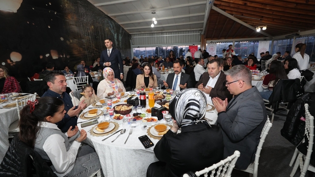 Hatay'da koruyucu aileler iftar sofrasında bir araya geldi