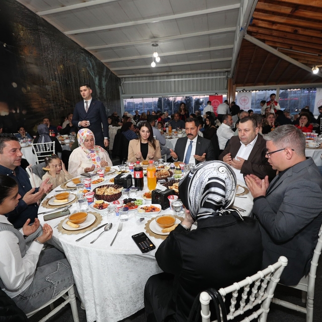 Hatay'da koruyucu aileler iftar sofrasında bir araya geldi
