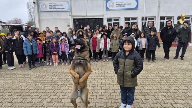 Bilecik'te bomba arama köpek unsurlarıyla tanıtım faaliyeti düzenlendi
