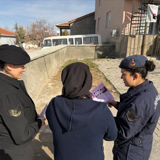 Jandarma vatandaşları kadına şiddetli mücadele konusunda bilgilendirdi