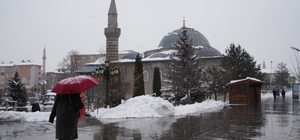 Erzurum'da kar yağışı etkili oluyor