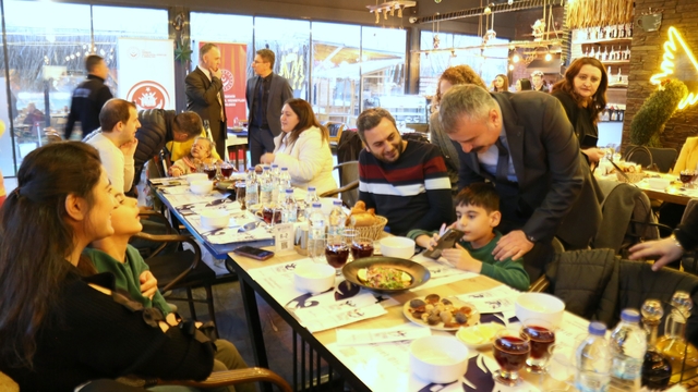Yaşlılar, engelliler ve devlet korumasında yetişen gençler iftarda bir araya geldi
Eskişehir'de geniş katılımlı aile sofrası