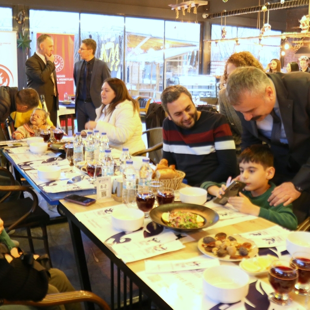 Yaşlılar, engelliler ve devlet korumasında yetişen gençler iftarda bir aray...