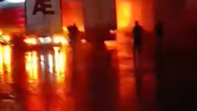 Park halindeki 2 TIR alev alev yandı