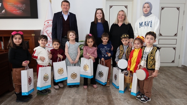 Bilecik'te minik öğrenciler davul ve manilerle Ramazan ayı coşkusunu yaşattı