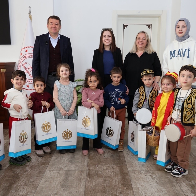 Bilecik'te minik öğrenciler davul ve manilerle Ramazan ayı coşkusunu yaşatt...