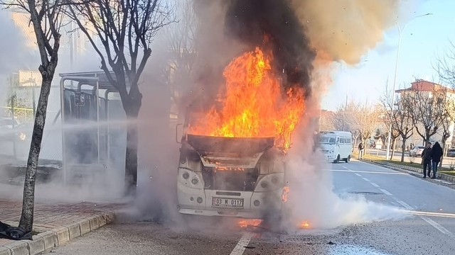 Alevlerin bir anda sardığı minibüsteki yangın paniğe neden oldu