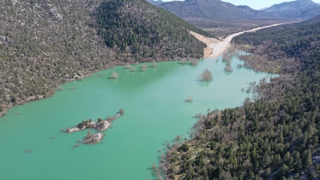 Antalya-Konya karayolunda son durum dron ile görüntülendi: 4 kilometrelik kısım sular altında
Su yüksekliğinin 1 ila 5 metre arasında değiştiği belirtilirken, yeni alternatif güzergah trafiğe açıldı