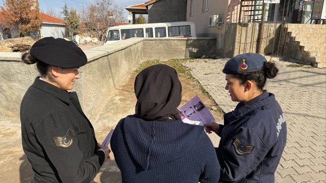 Jandarma vatandaşları kadına şiddetli mücadele konusunda bilgilendirdi