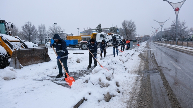 Erzincan'da karla mücadele çalışmaları sürüyor