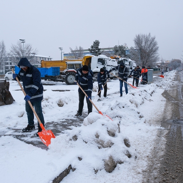 Erzincan'da karla mücadele çalışmaları sürüyor