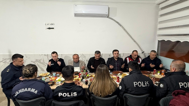 Çavdarhisar Kaymakamı Murat Ak, emniyet ve jandarma personeliyle iftarda buluştu