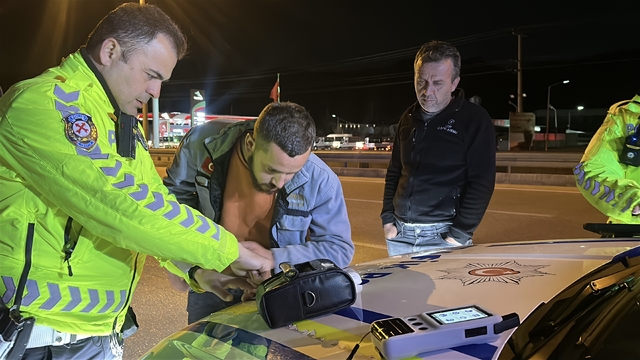 Uygulama noktasına gelmeden sürücü değiştirdi, kendisi itiraf etse de kamera kaydı istedi
Daha önce 3 kez alkollü araç kullanmaktan ehliyeti geri alındığı tespit edilen gence 200 bin lira, araç sahibine ise 40 lira ceza yazıldı
Ceza tutanağında 200 bin lirayı görünce imza atmayan sürücü, yanındaki kişiyle bindiği araçla yoluna devam etti