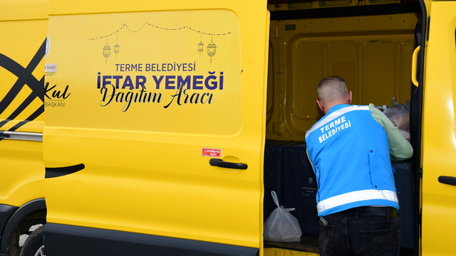 Terme Belediyesi ramazan ayında ihtiyaç sahiplerine sıcak yemek ulaştırıyor