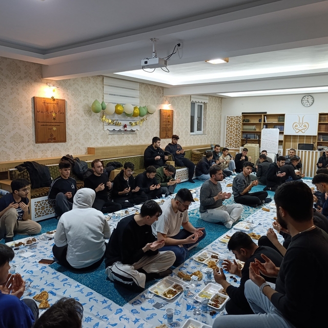 Emirdağ'da üniversiteli öğrencileri iftar programında buluştular