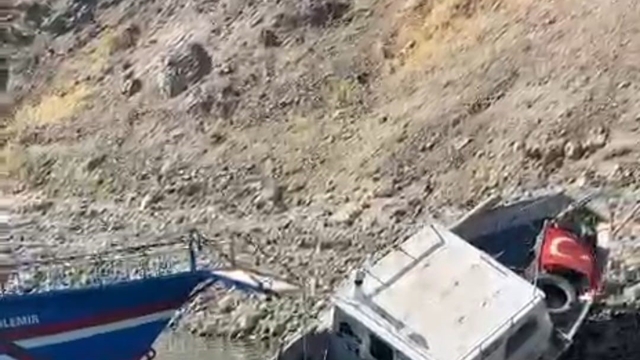 Elazığ'da fırtınaya dayanamayan tekne suya gömüldü