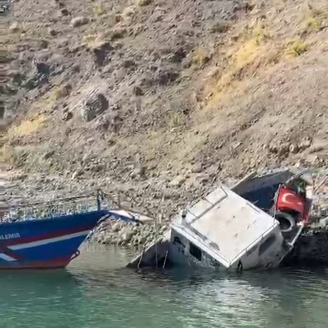 Elazığ'da fırtınaya dayanamayan tekne suya gömüldü