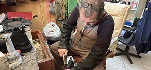 Ömrünü adadığı ayakkabıcılık mesleğini yaşatmaya çalışıyor