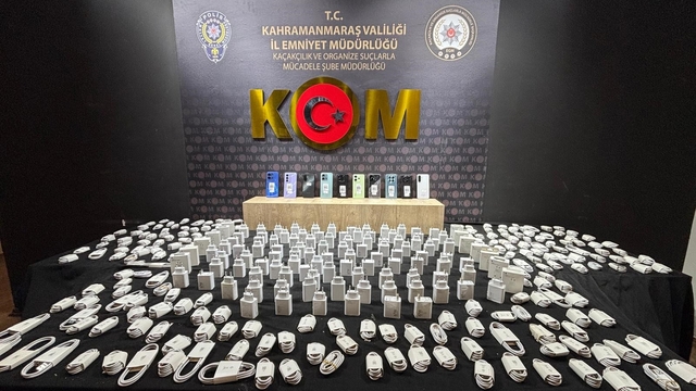 Kahramanmaraş'ta kaçak telefon ve makaron ele geçirildi