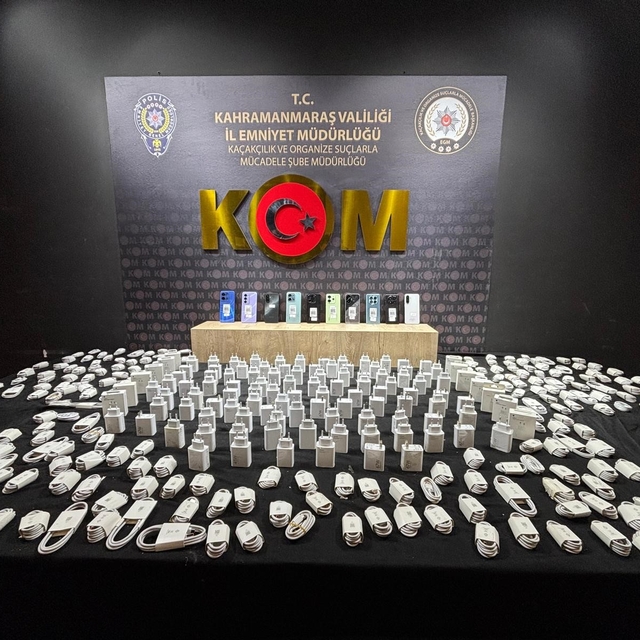 Kahramanmaraş'ta kaçak telefon ve makaron ele geçirildi