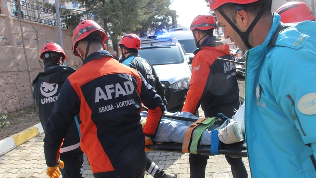 Şırnak'ta deprem tatbikatı gerçeğini aratmadı