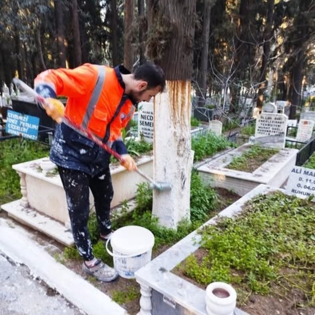 Edremit Belediyesi bayram öncesi mezarlıklarda bakım çalışmalarını sıkılaşt...