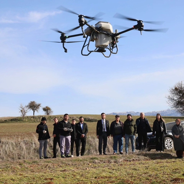 Tavas Belediyesinden çiftçiye dronlu gübreleme desteği