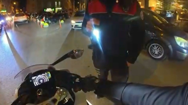 Kurye ile polis arasında komik ceza diyaloğu: "Kaçarsanız yakalarım"
Motosikletli kurye Çetin Can:
"Benim motosikletimin ikinci eli bir 'dur' ihtarı kadar"