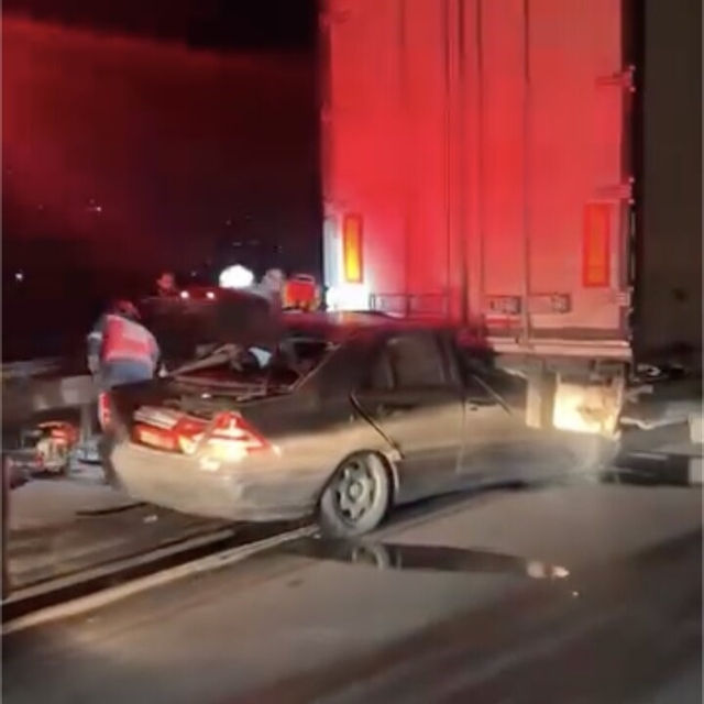 Otoyolda kontrolden çıkan otomobil, tıra arkadan çarptı: 1 yaralı