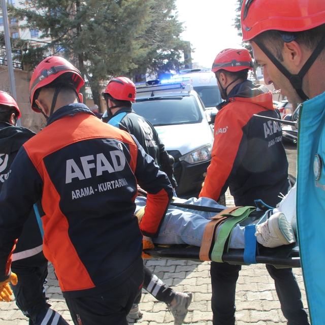 Şırnak'ta deprem tatbikatı gerçeğini aratmadı