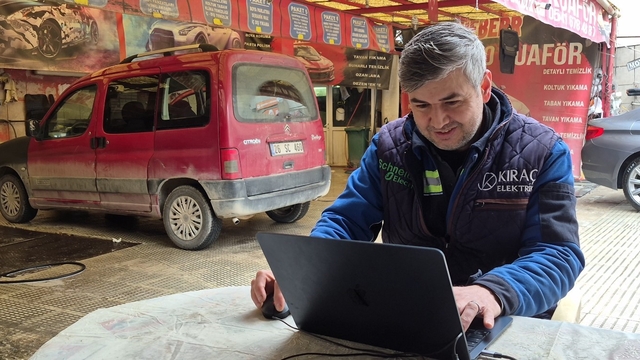 Yıllardır yaptığı mesleğinin bilgisayar oyununu oynadı
Deneyimlediği simülasyon ona gerçek araba yıkamaktan daha zor geldi
İşletmeci Fahri Toğrul:
"Böyle oyunları oynamak isteyenlere ben ücretsiz araba yıkatabilirim"