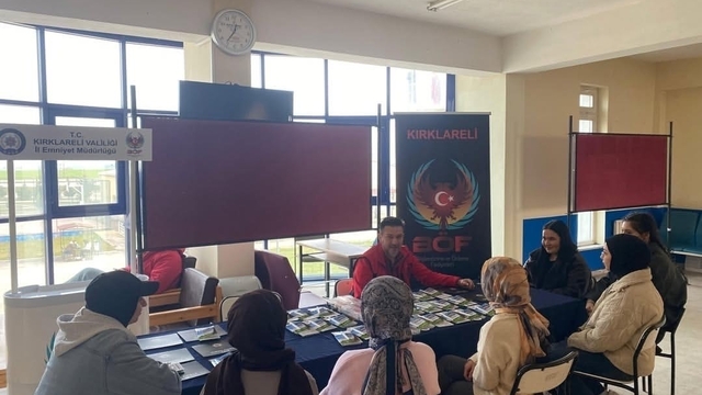 Babaeski'de üniversite öğrencilerine terörle mücadele bilgilendirmesi