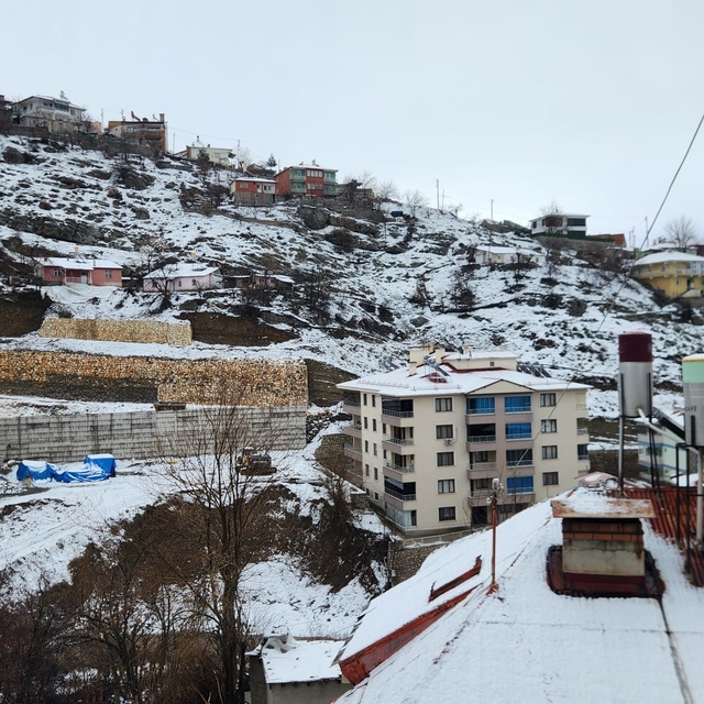 Tunceli'de mart sabahında kar sürprizi