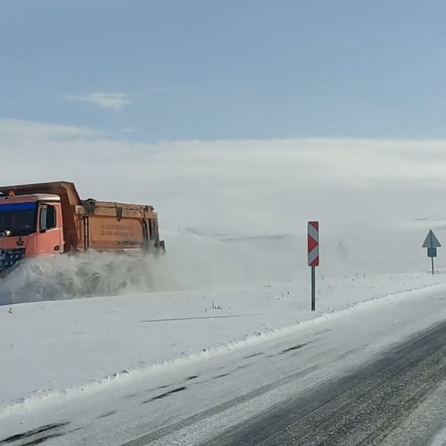 Ardahan'da kar ve tipi ulaşımı aksatıyor