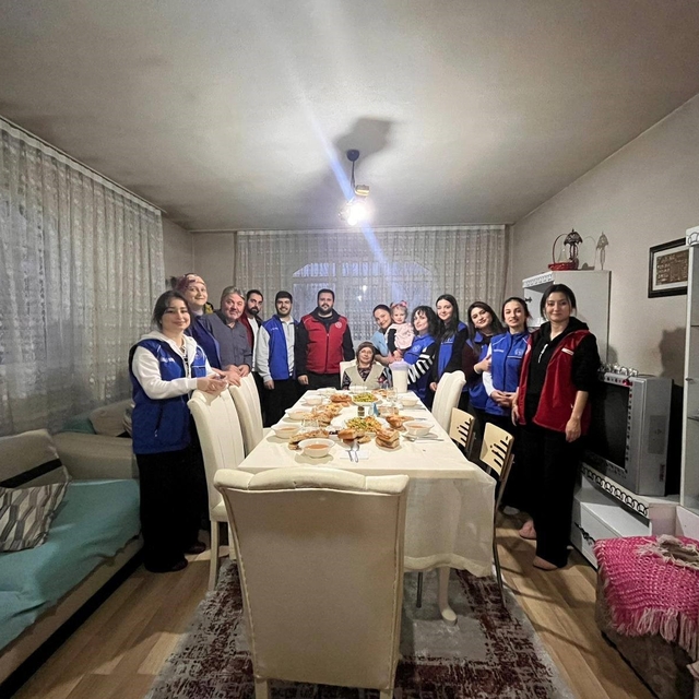 Gençler mutfağa girdi iftar için sofra kurdu
Gönüllü gençler Meryem teyzeni...