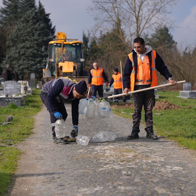 Mezarlıklar Ramazan Bayramı'na hazırlanıyor