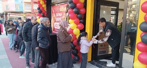 Batman'da yeni açılan dönerci, bin kişiye ücretsiz iftar dağıttı