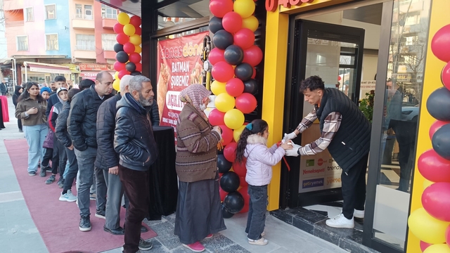 Batman'da yeni açılan dönerci, bin kişiye ücretsiz iftar dağıttı