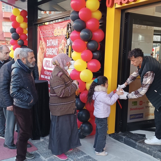 Batman'da yeni açılan dönerci, bin kişiye ücretsiz iftar dağıttı