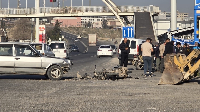 Otomobil ile çarpışan motosiklet sürücüsü ağır yaralandı