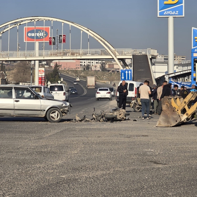 Otomobil ile çarpışan motosiklet sürücüsü ağır yaralandı