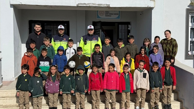 Doğanşehir'de jandarmadan öğrencilere trafik semineri