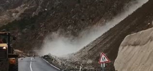 Artvin-Şavşat karayolunda heyelan