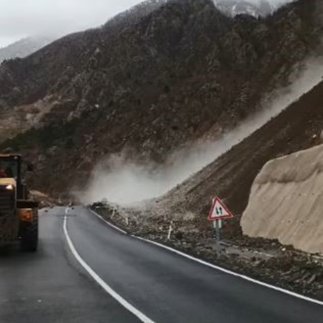 Artvin-Şavşat karayolunda heyelan